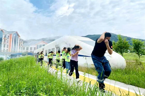 贵州鹰极安全科普研学营地获评全国研学旅行基地(营地)-新华网