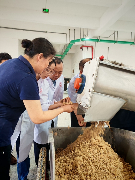 贵州仁怀:“科学”酿酒 助力白酒产业高质量发展_fororder_酱科所工作人员到酒企查看制曲(余甚君 拍摄)