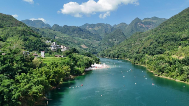 在坝盘村，桨板爱好者在绿水青山间尽情享受大自然的美好。