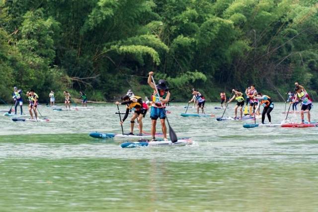 2024中国百城桨板公开赛（安龙站）吸引了来自广东、广西、海南、山东、贵州等地桨板爱好者来到坝盘村参赛。