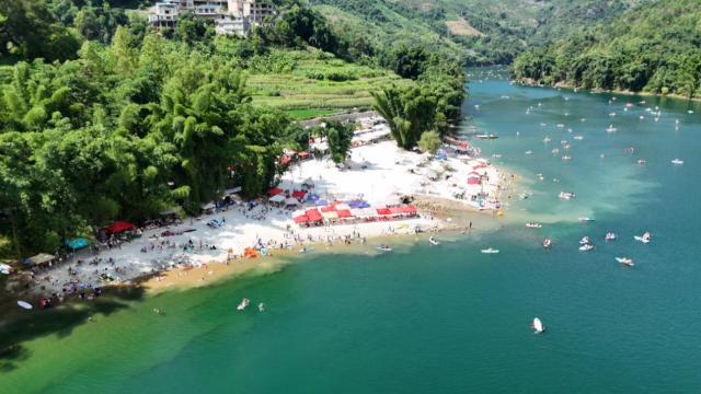 每逢假期，坝盘村就成为了许多桨板爱好者的首选地。