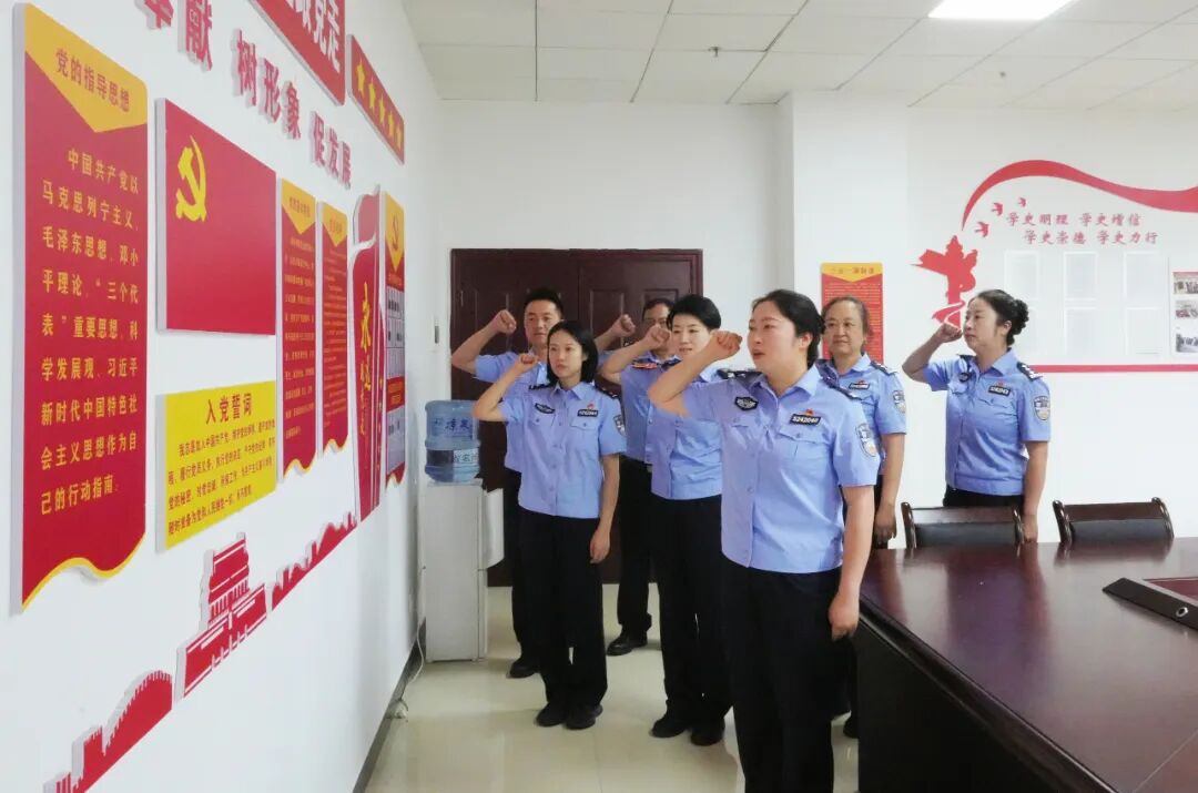 支部书记张倩影组织党员过政治生日，带领大家重温入党誓词.jpg