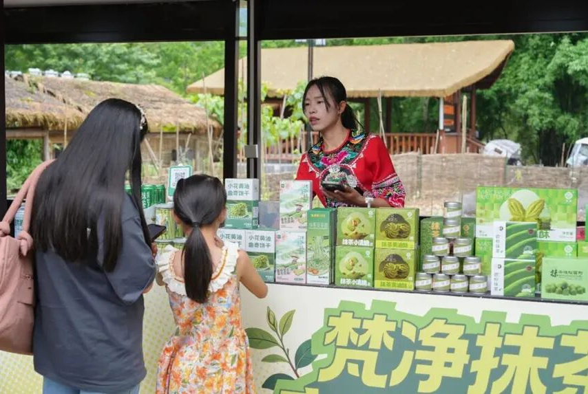 游客在铜仁市江口县太平镇云舍景区一家商铺选购抹茶产品。申逸恺 摄