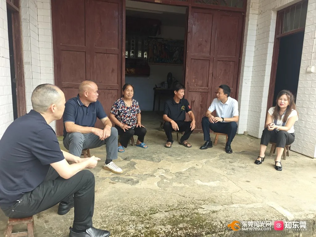 (要求放最后一个小标题)入村民家慰问.jpg