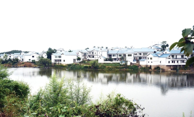 红枫湖畔村寨 两年吸引5000多川渝客人来此避暑长住