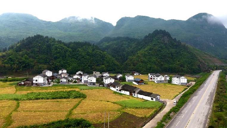 航拍：贵州“四好农村路”畅通脱贫“最后一公里”