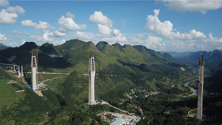 航拍：332米！世界最高混凝土橋塔在貴州平塘順利封頂