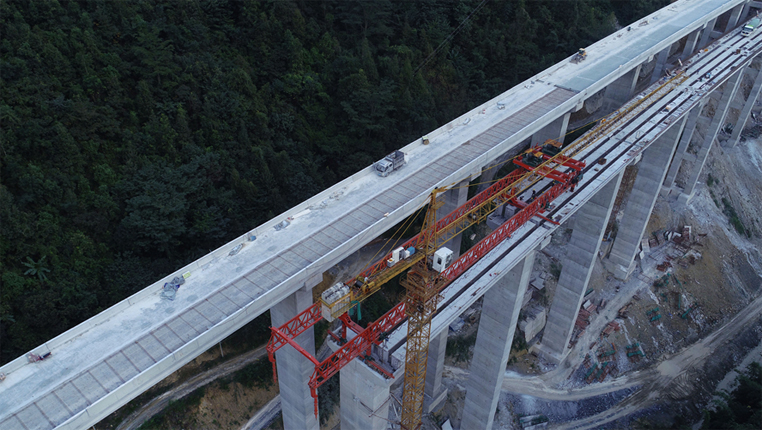 航拍：大山里的高速公路建设