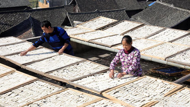 贵州黎平：侗寨制作&ldquo;侗果&rdquo;忙