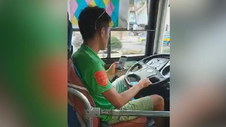 公交司机开车看手机被查处