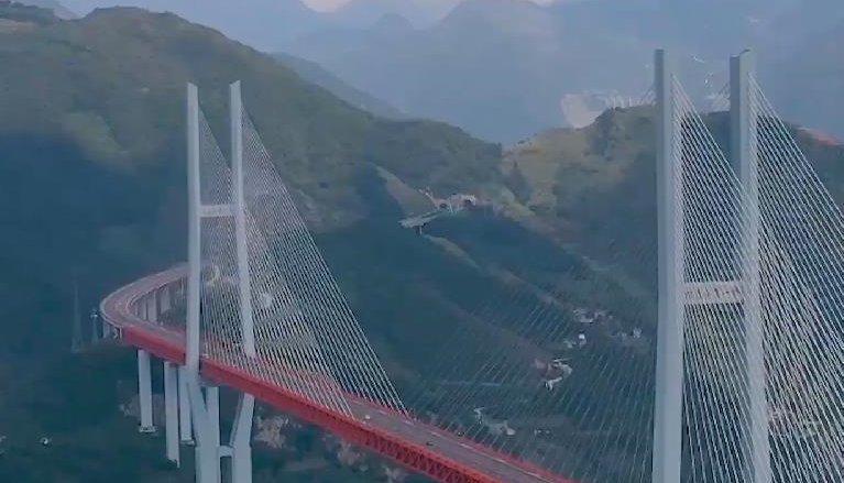 云卷云舒！延时镜头下的“世界最高桥”