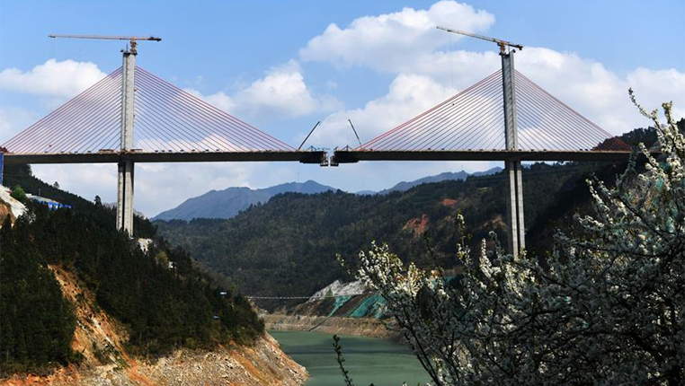 贵州剑榕高速清水江特大桥加紧建设