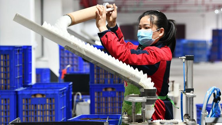 贵州锦屏：羽毛球生产基地复工复产促增收