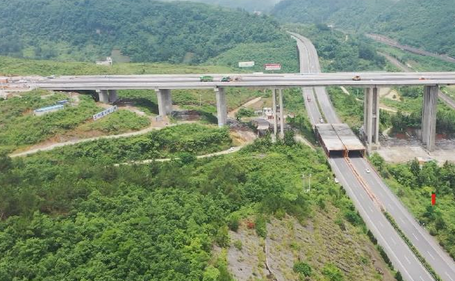 贵州沙坡大桥桥面铺装完工