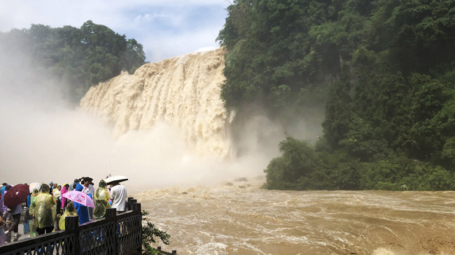 新华微视∣贵州黄果树瀑布迎来今年入汛最大水量