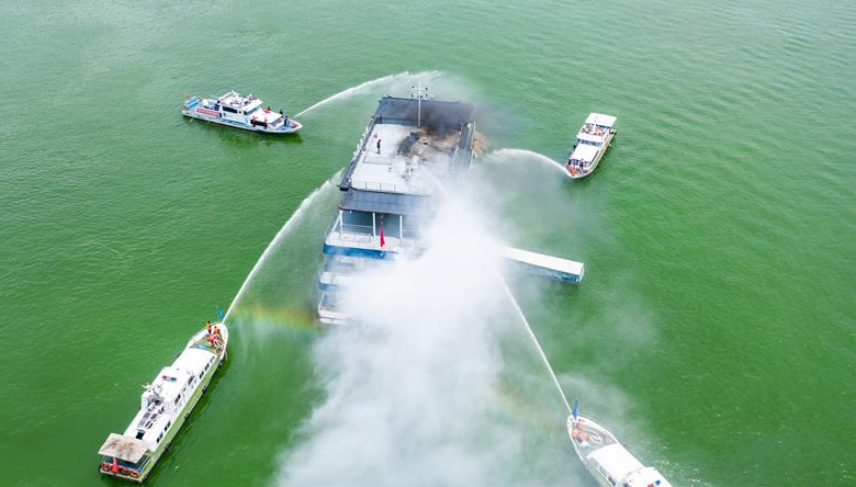 贵州举行水上交通事故跨区域联合应急救援演练