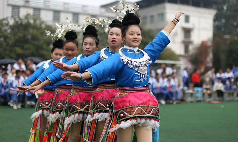 贵州丹寨：非遗进校园 “锦鸡”舞起来