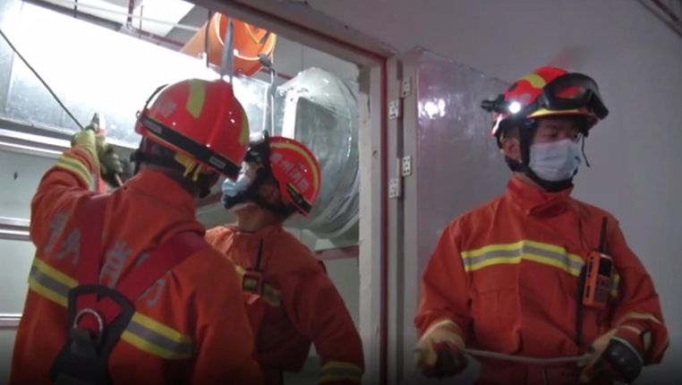 貴州務川：男子跌入深井 消防成功救援