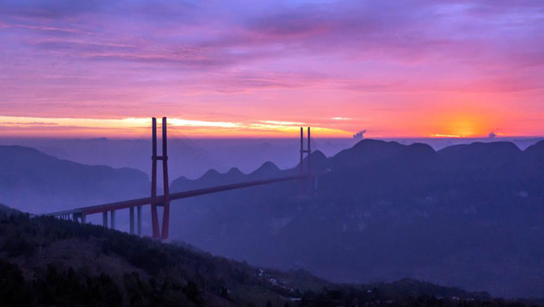 貴州黔西：朝陽下的高速大橋