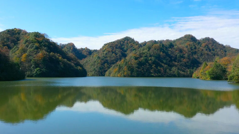 貴州綏陽：初冬寬闊水 山水斑斕一幅畫