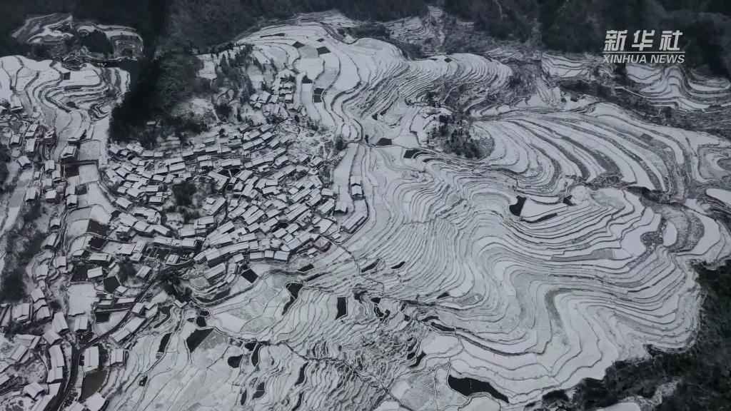 下雪后的苗乡侗寨，美成了一幅泼墨山水画！