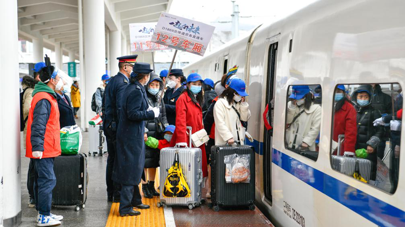 （新华全媒+）贵州今年首趟返岗务工免费动车专列发车