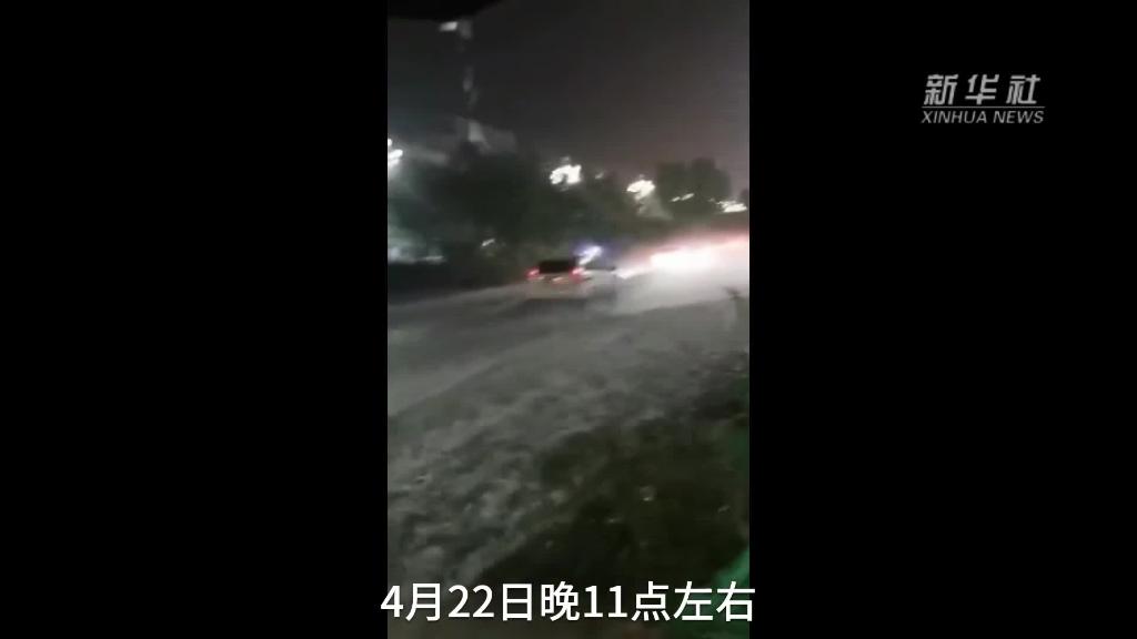 贵州纳雍突降冰雹 冰雹铺满地面达数十厘米厚