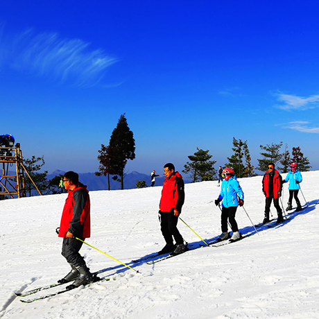 在南方艳阳高照的高山上滑雪是一种什么体验？