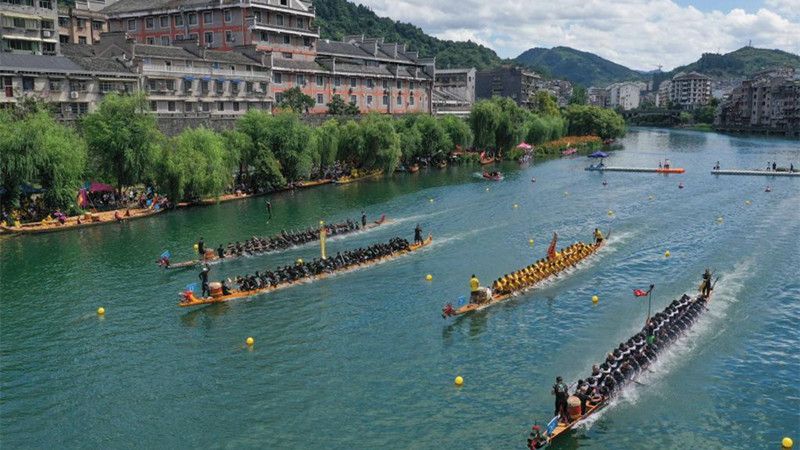 贵州镇远：龙舟竞技助力旅游发展