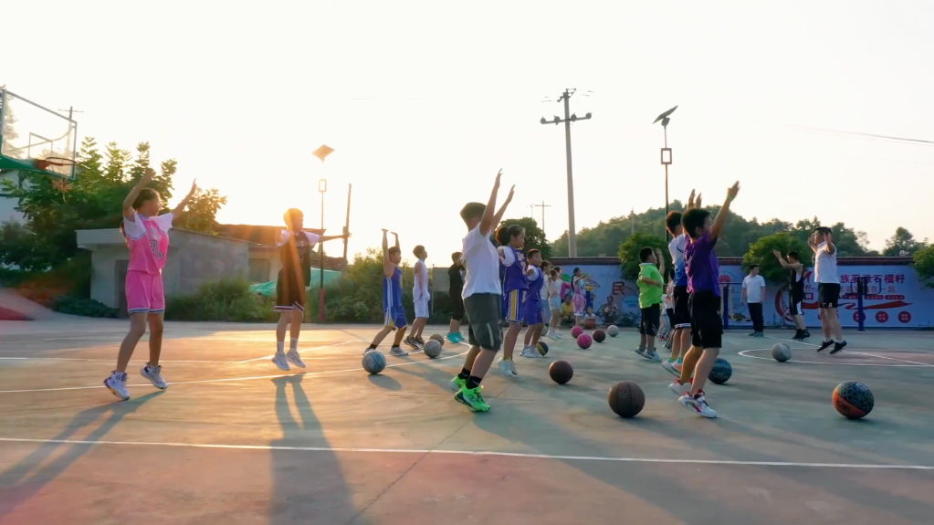 貴州遵義：第一書記帶隊教籃球 鄉村孩子快樂過暑期