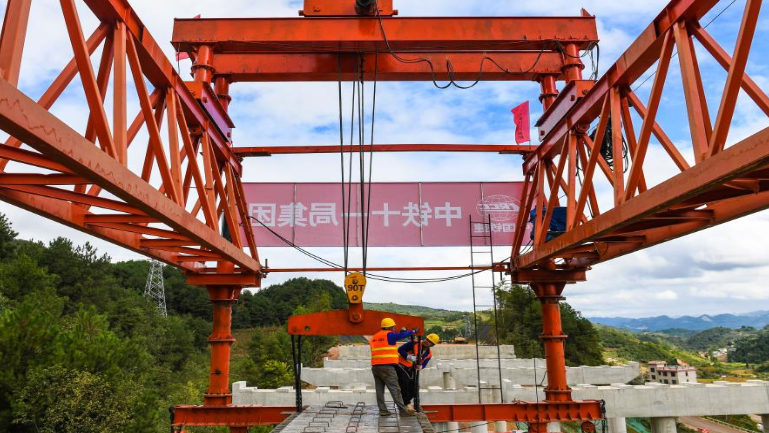 贵州乌长高速公路全线开始架梁