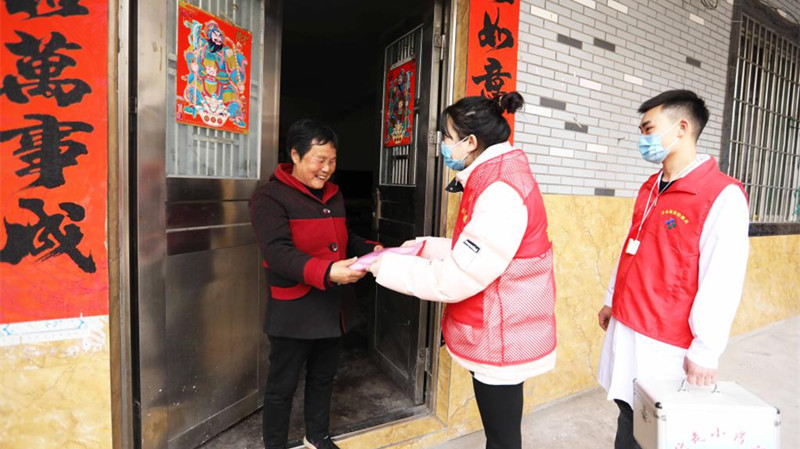 贵州赤水：“敲门”送服务 呵护老人健康