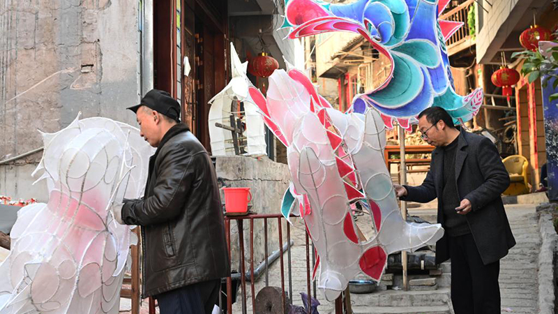 贵州台江：编扎龙灯迎元宵